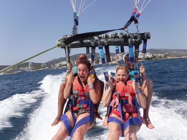 كيزيا تستفيد من حياتها أقصى استفادة من حياتها