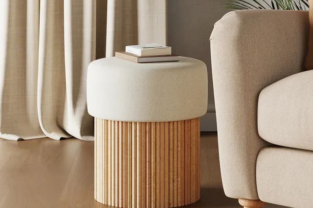 لوحة مقدمة من Dunelm's Wood Wood مع غطاء كريم