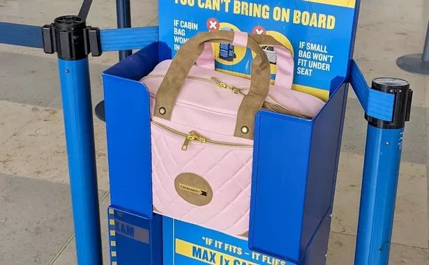 الوردي Holdall المناسب داخل أداة قياس حقيبة في المطار.