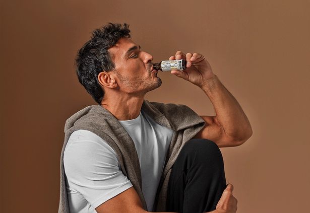 رجل يشرب الذهب الكولاجين خريج