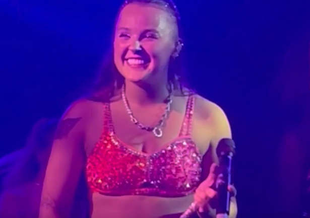لم تستطع Jojo Siwa التوقف عن الابتسام بعد أن غنت إلى كريس هيوز في عرض لندن