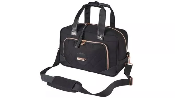 Holdall أسود مع حزام الكتف ، والمقابض العلوية والجيب الخارجي المبطنة.