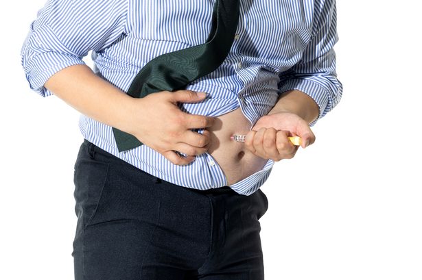 رجل يضخ نفسه بأدوية السمنة