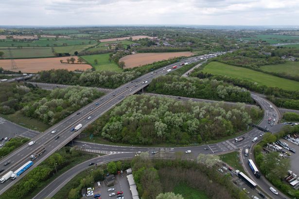 تقاطع الطريق السريع M25 مع A1 Road UK Drone Aerial View