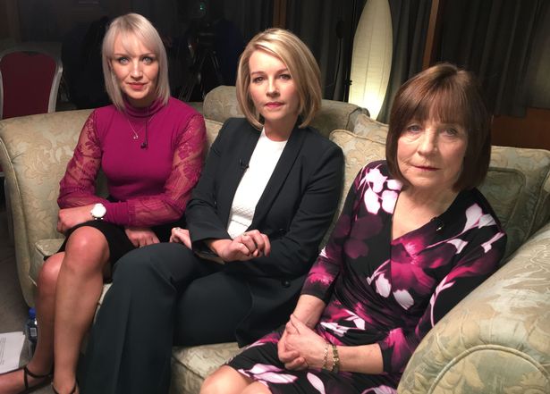 جاكلين كونولي (دع) ووالدتها ماري (يمينًا (يتحدث إلى مقدم RTE Claire Byrne 