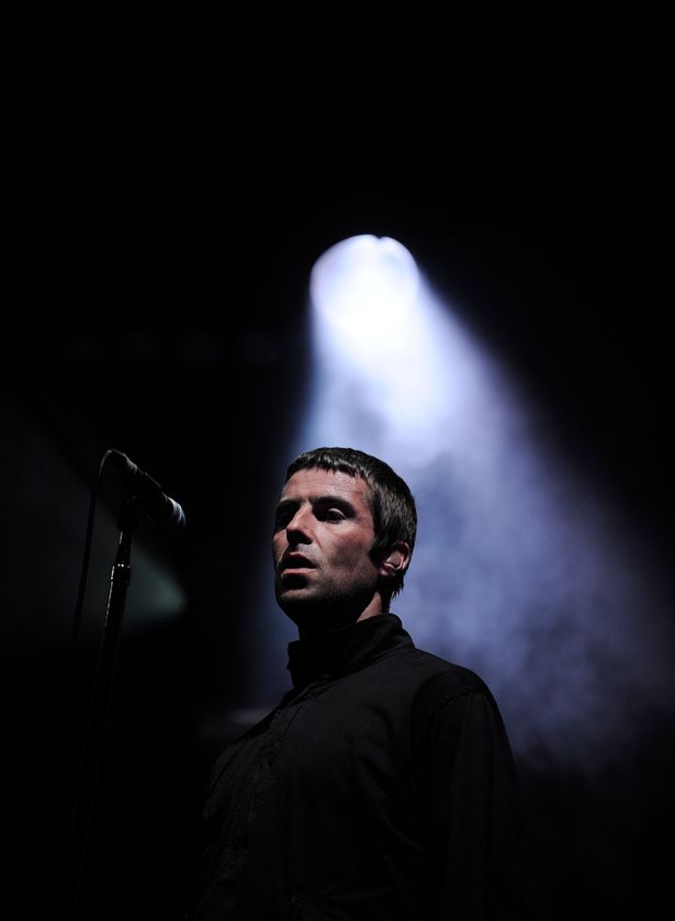 يؤدي Liam Gallagher في عام 2009 خلال واحدة من آخر أزعج في OASIS