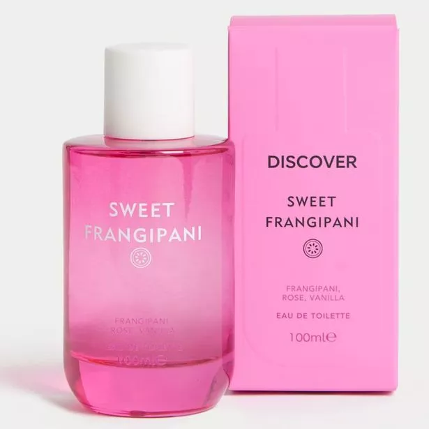 يتم التقاط العطر Frangipani الحلو من قبل المتسوقين الذين يريدون رائحة الصيف