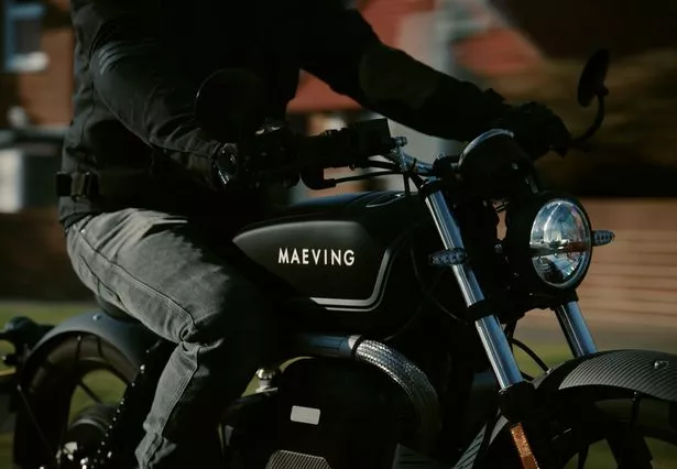 آشلي والترز على دراجة نارية كهربائية Maeving