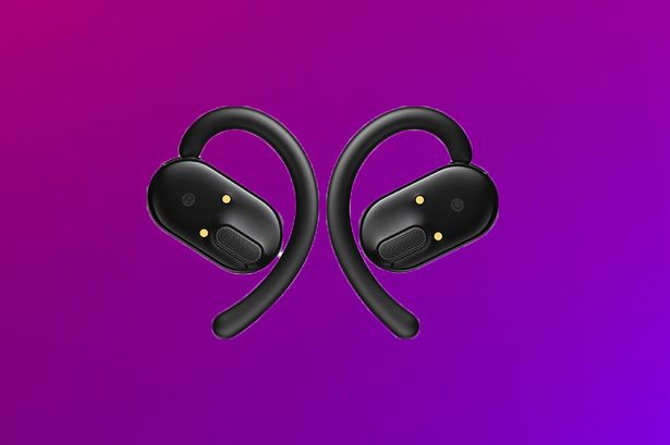 سماعات الأذن Soundcore V20I على خلفية أرجوانية
