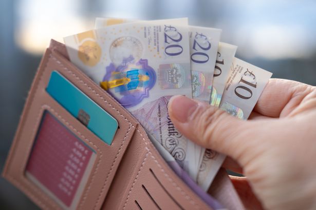محفظة مع أوراق النقود البريطانية GBP ، والنقد في أيدي الإناث ، وحساب فواتير الجنيهات البريطانية ، والمال الورقي ، ودقة إدارة الأموال ، والمدفوعات للتمويل ، والحرية المالية ، وتوفير للعطلة