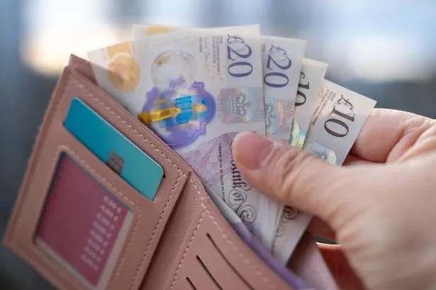 محفظة مع أوراق النقود البريطانية GBP ، والنقد في أيدي الإناث ، وحساب فواتير الجنيهات البريطانية ، والمال الورقي ، ودقة إدارة الأموال ، والمدفوعات للتمويل ، والحرية المالية ، وتوفير للعطلة