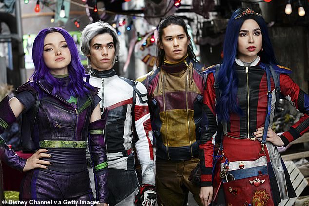 فرقة: (LR) حمامة ، بويس ، Booboo Stewart و Sofia Carson شوهد في أحفاد 3