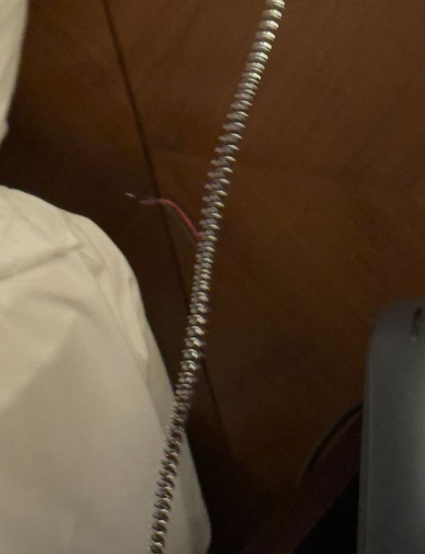 سلك مصباح تالف