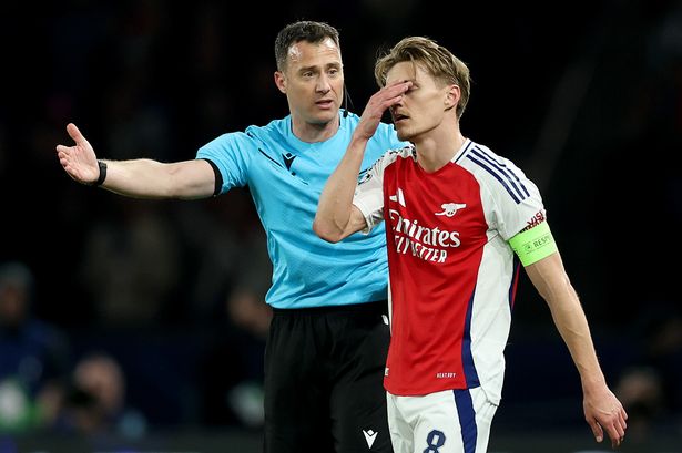 Martin Odegaard خلال PSG vs Arsenal