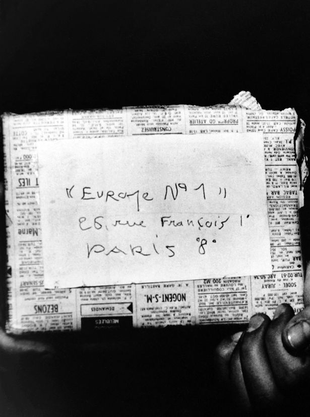 الصورة التي التقطت في يونيو 1964 من حزمة تم إرسالها إلى إذاعة أوروبا 1 بواسطة "L'Etrangleur"، الملقب لوسيان ليجر ، بعد مقتل لوك تارون. 