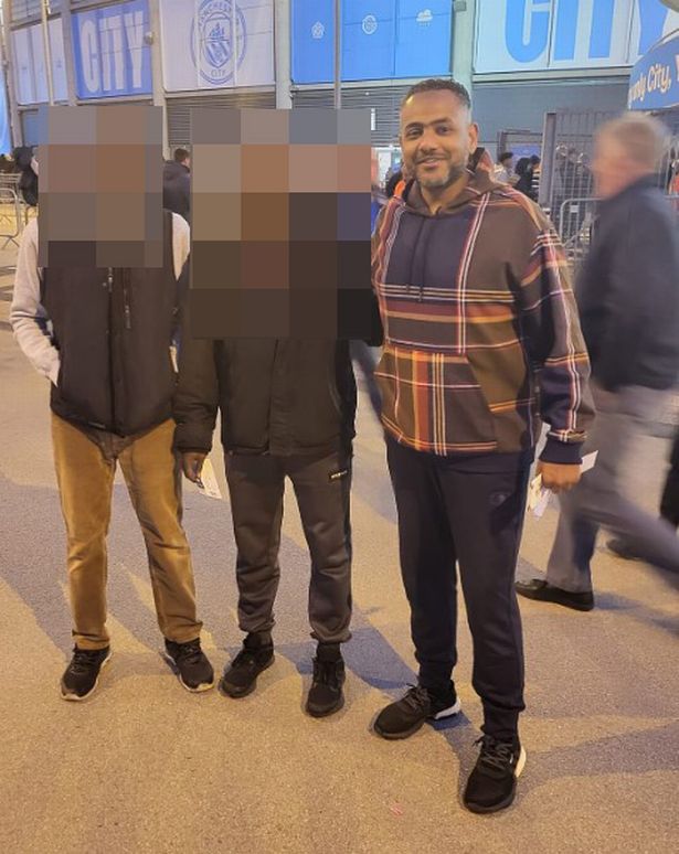 أحمد الدعش خارج ملعب الاتحاد في مانشستر سيتي