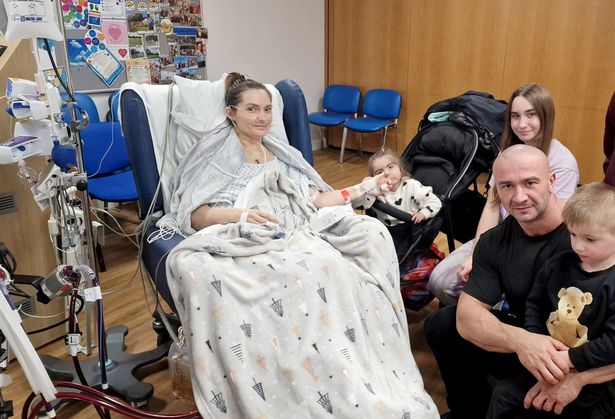 Kamila Jaroslawska في مستشفى Wythenshawe في مانشستر ، مع عائلتها