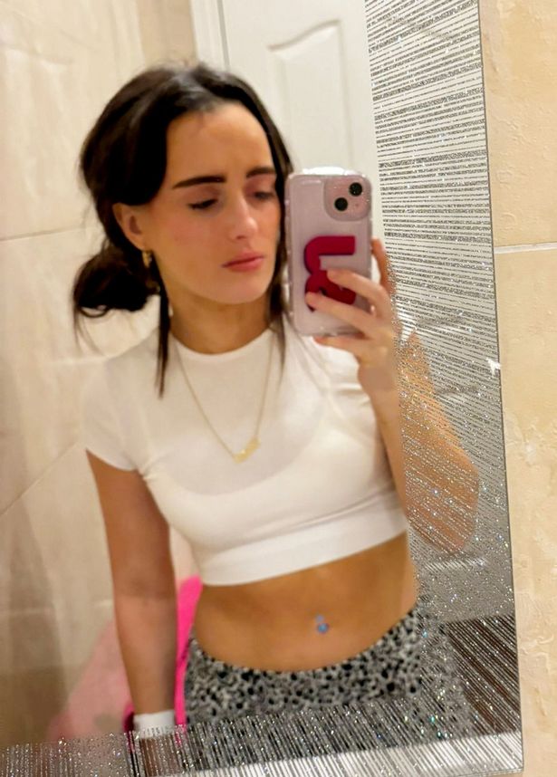 شونا جويس في الصورة أخذ صورة شخصية في المرآة