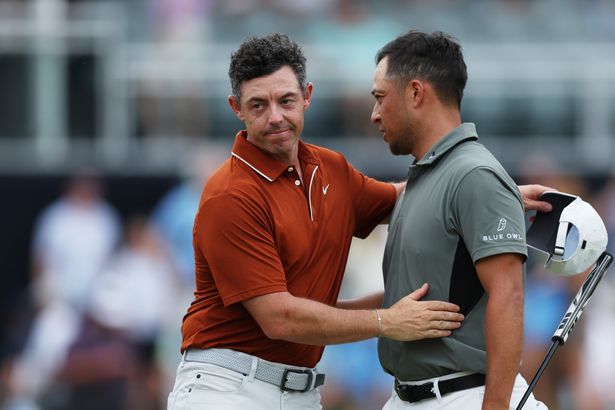 روري ماكلروي مع Xander Schauffele بعد الجولة الثانية في 2025 PGA 