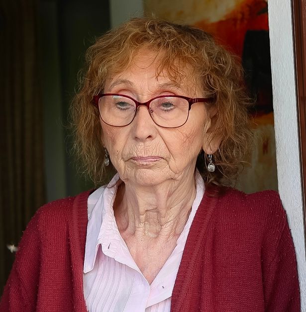 Renate Tschugg خارج منزلها