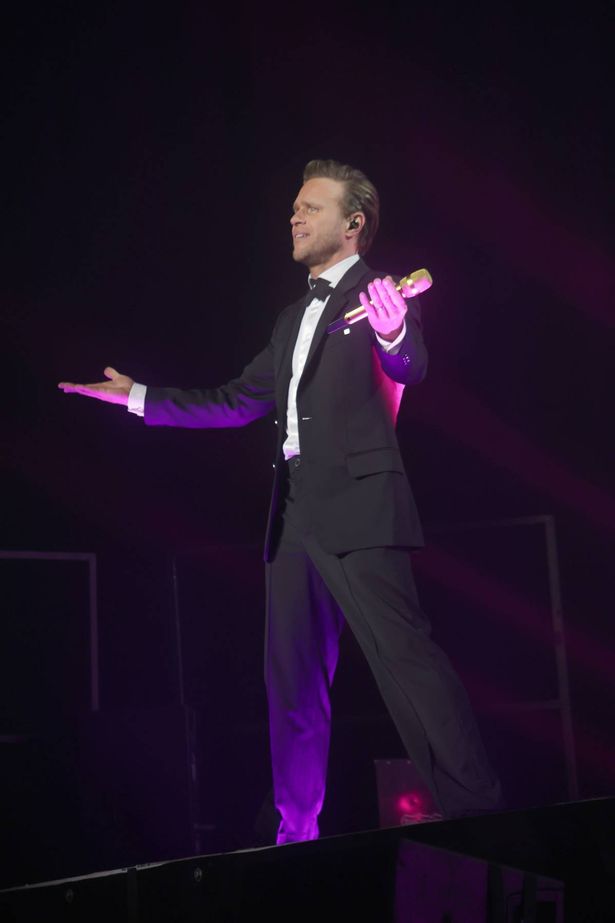 قدمت Olly Murs قبولًا لا تحظى بشعبية على المسرح يوم الخميس