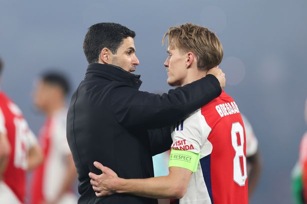 Mikel Arteta مدير / مدرب لوحات المفاتيح Arsenal Martin Odegaard من Arsenal بعد خروجه خلال مباراة الدوري الأبطال في UEFA 2024/25 في المباراة النهائية الثانية بين باريس سان جيرمان وأرسنال في بارك ديسب في 7 مايو 2025 في باريس ، فرنسا