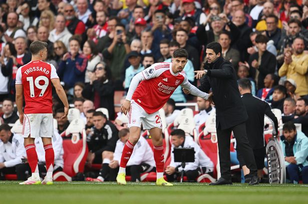 Kai Havertz مع Mikel Arteta خلال Arsenal vs Newcastle