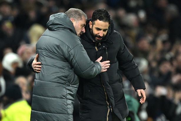 Ange Postecoglou ، مدير Tottenham Hotspur ، وروبن أموريم ، مدير Manchester United ، احتضان بدوام كامل بعد مباراة الدوري الإنجليزي الممتاز بين توتنهام هوتسبور FC ومانشستر يونايتد في استاد توتنهام هوتسبور في 16 فبراير 2025 في لندن ، إنجلترا