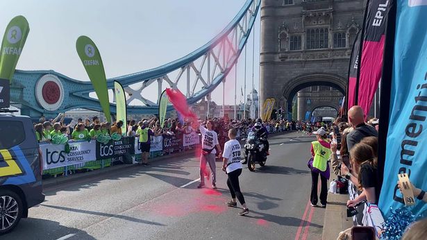 طلب الشباب على احتجاجهم خلال ماراثون TCS London على Tower Bridge ، لندن.