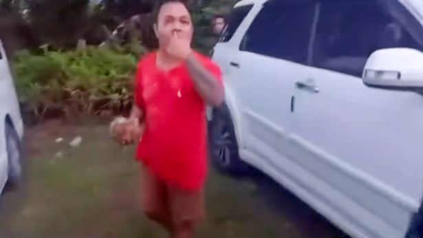 يظهر الدم قادمًا من أنف سائق التاكسي