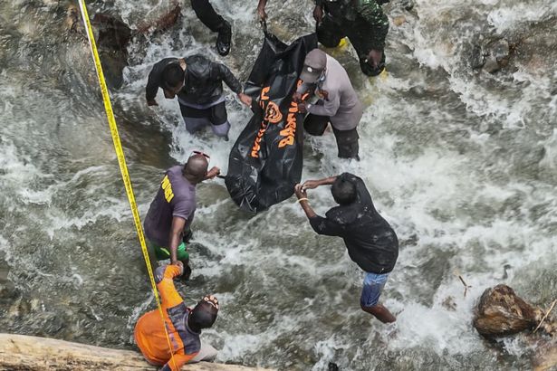   تُظهر وكالة البحث والإنقاذ في إندونيسيا (باسارناس) رجال الإنقاذ الذين يتعافون الجثث بعد ساعات من الأمطار الغزيرة التي تسببت في الفيضانات والانهيار الأرضي 