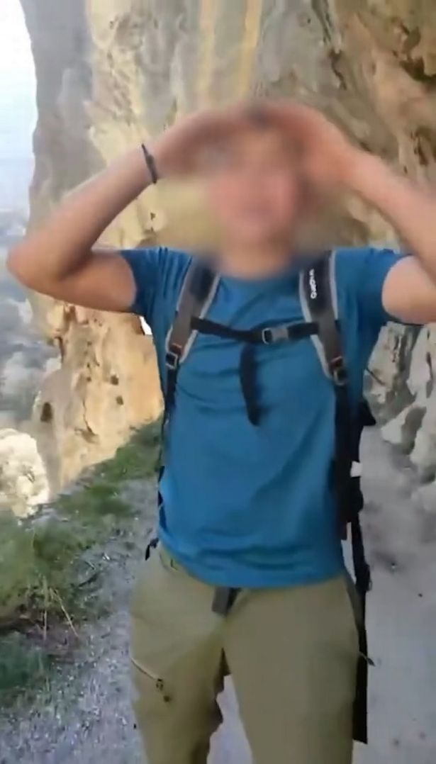 تم تصويره من قبل أصدقائه