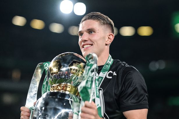 المهاجم السويدي في سبورتنج لشبونة #09 فيكتور جيوكرز يطرح مع الكأس بعد مباراة كرة القدم في الدوري البرتغالي بين سبورتنج سي بي و Vitoria Guimaraes SC على ملعب خوسيه الفالادي في لشبونة ، في 17 مايو ، 2025. موسم ليجا. (تصوير Patricia de Melo Moreira / AFP) (تصوير Patricia de Melo Moreira / AFP عبر Getty Images)