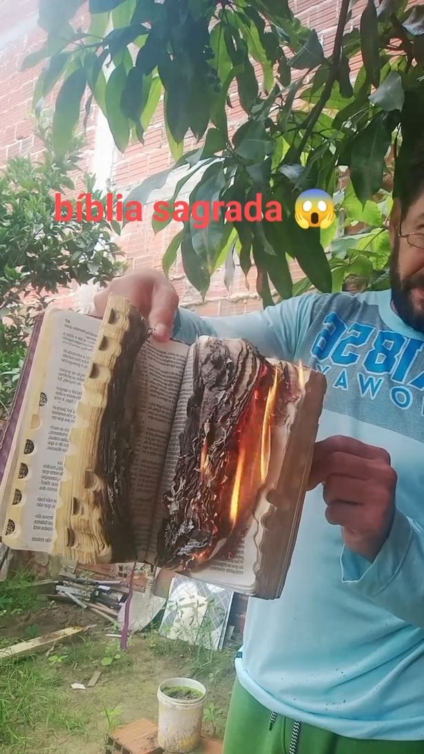 صورة لأنتونيو روشا دي سوسا يحمل الكتاب المقدس المحترق 