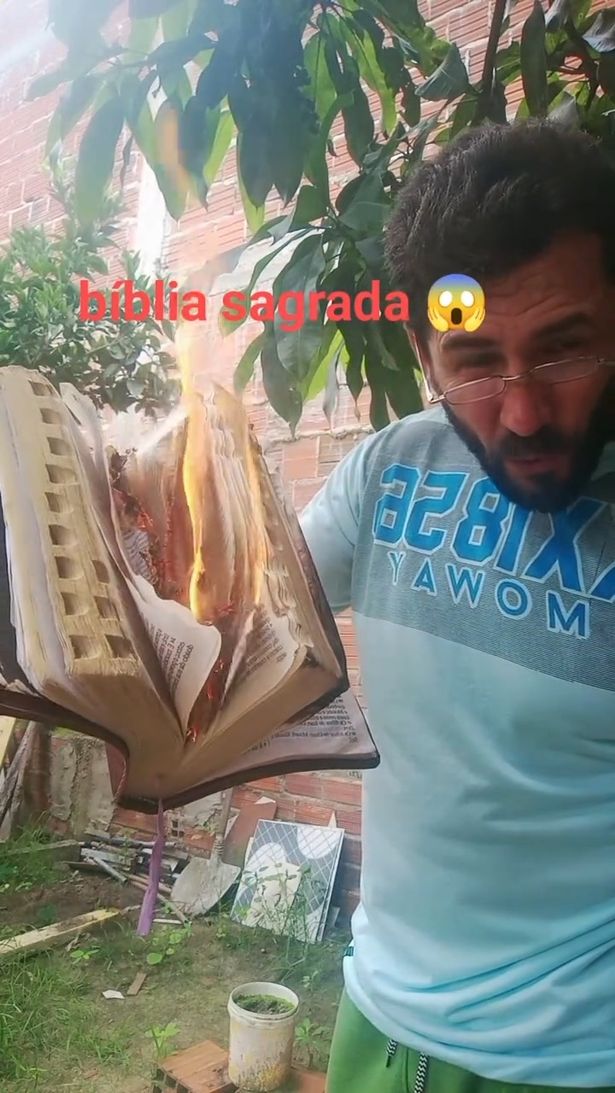 صورة لأنتونيو روشا دي سوسا يحمل الكتاب المقدس المحترق 