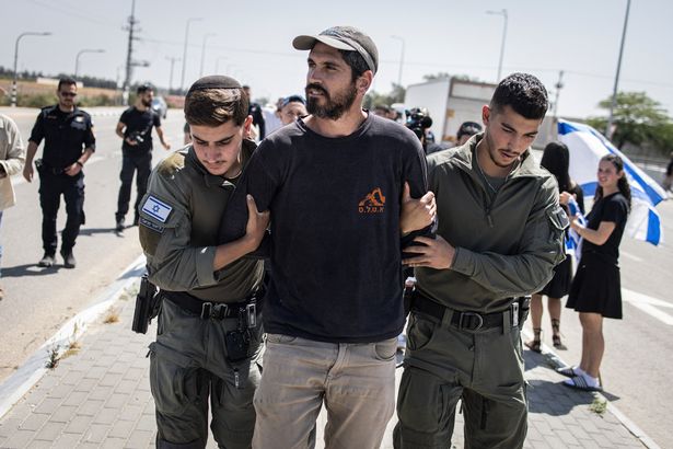 متظاهر ضد GAZA AID احتجز