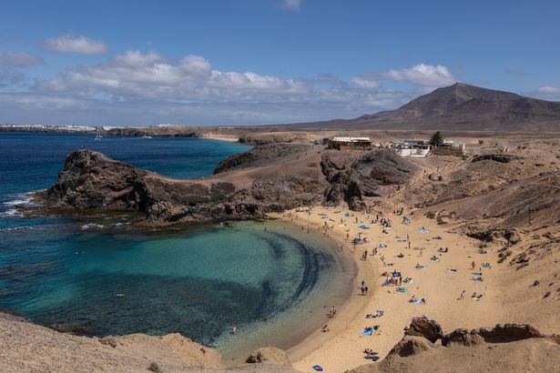 منظر عام لـ Playa de Papagayo ، جزء من حديقة Los Ajaches الطبيعية 
