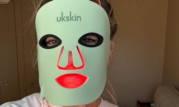 لورا ترتدي قناع LED UKLASH