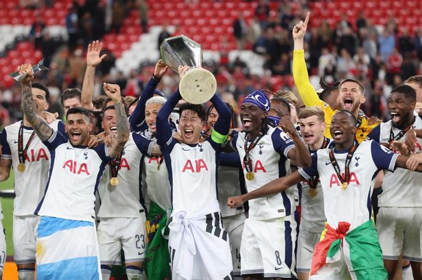 يرفع لاعبو توتنهام كأس دوري أوروبا