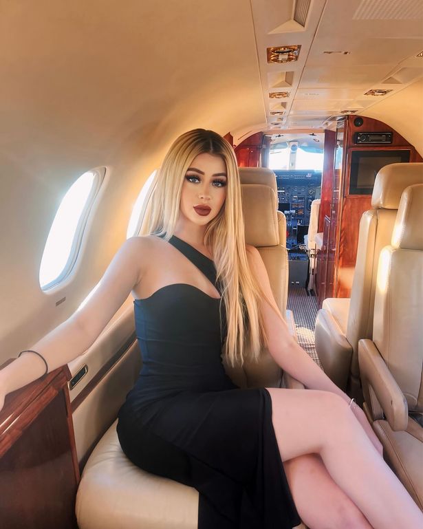صورة لامرأة في طائرة خاصة