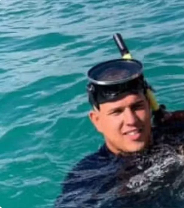تياجو رودريغز دا سيلفا ، 25 عامًا ، يطرح في صورة غير مؤرخة. توفي أثناء الغوص في غروسوس ، البرازيل ، 18 مايو 2025.
