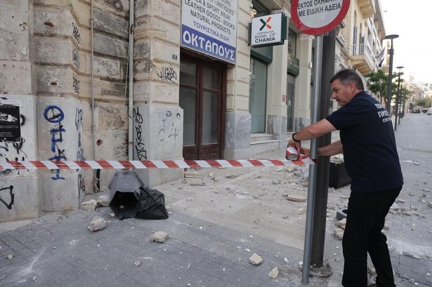 انهار جزء من مبنى في هيراكليون من ضباط الشرطة البلدية على الفور في مكان الحادث وتم تطويقه على المنطقة ، بينما يتم فحص مناطق أخرى.