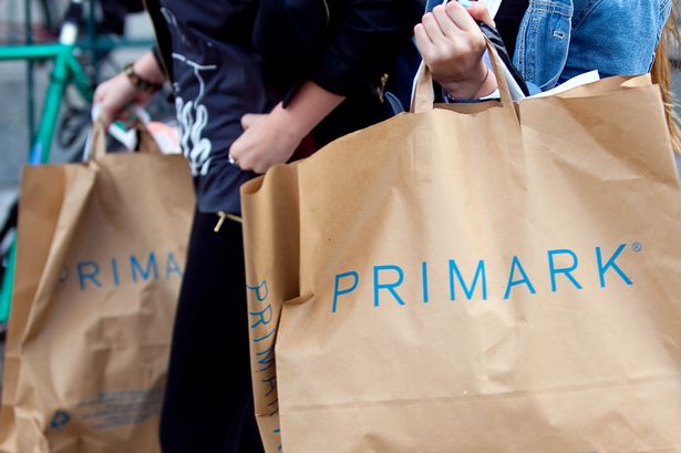 شوهد المتسوقون يحملون أكياس التسوق ذات العلامات التجارية Primark 