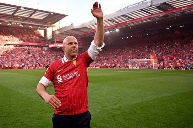 مدرب Arne Slot في ليفربول يحتفل بعد أن تم تعيينه بطل الدوري الإنجليزي الممتاز في نهاية مباراة الدوري الإنجليزي الممتاز بين ليفربول FC و Tottenham Hotspur FC في Anfield في 27 أبريل 2025