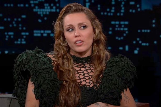 جلس مايلي سايروس في فستان أسود على جيمي كيميل لايف!