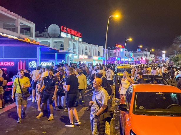 المحتفلون الذين يستمتعون بقطر Tenerife's Veronicas ، يشتهرون بموسيقاه الصاخبة وبزيارته الرخيصة