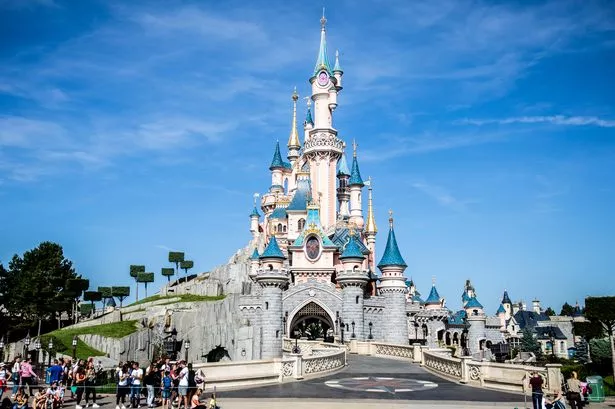 إطلالة على قلعة Sleeping Beauty في ديزني لاند باريس ،