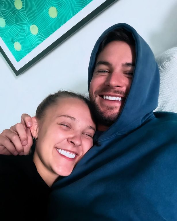 كشف كريس هيوز أنه أكثر سعادة من أي وقت مضى وسط رومانسية Jojo Siwa