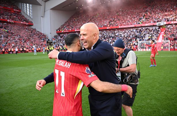 Arne Slot ، Manger of Liverpool ، يحتضن محمد صلاح من ليفربول ، حيث يحتفلون بفوز الفرق وتأكيد الفوز بلقب الدوري الإنجليزي الممتاز بعد مباراة الدوري الممتاز بين ليفربول FC و Tottenham Hotspur FC في أنفيلد في 27 أبريل 2025 في ليفربول ، إنجلترا