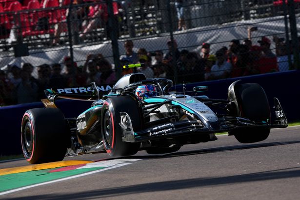 IMOLA ، إيطاليا - 17 مايو: أندريا كيمي أنتونيلي من إيطاليا يقود (12) مرسيدس AMG PETRONAS F1 W16 يترك الأرض أثناء التأهل قبل سباق الجائزة الكبرى من إميليا رومانيا في أودرومو إنزو إي دينو فيراري في 17 مايو ، في إيمولا ، إيميولا. (تصوير Malcolm Griffiths - Formula 1/Formula 1 عبر Getty Images)